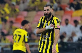 雪上飞驰，心向苍穹——滑雪运动的激情与蜕变